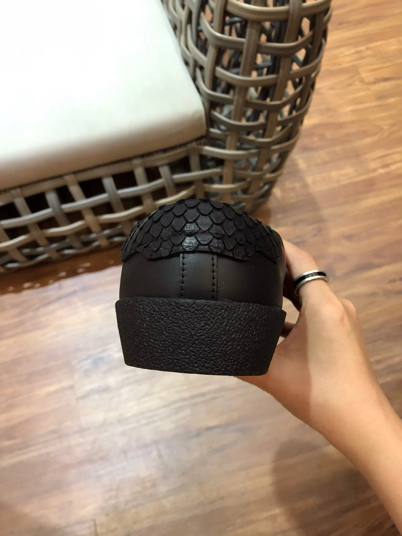 Saint Laurent Tênis lifestyle de couro preto minimalista com branding embossado 4