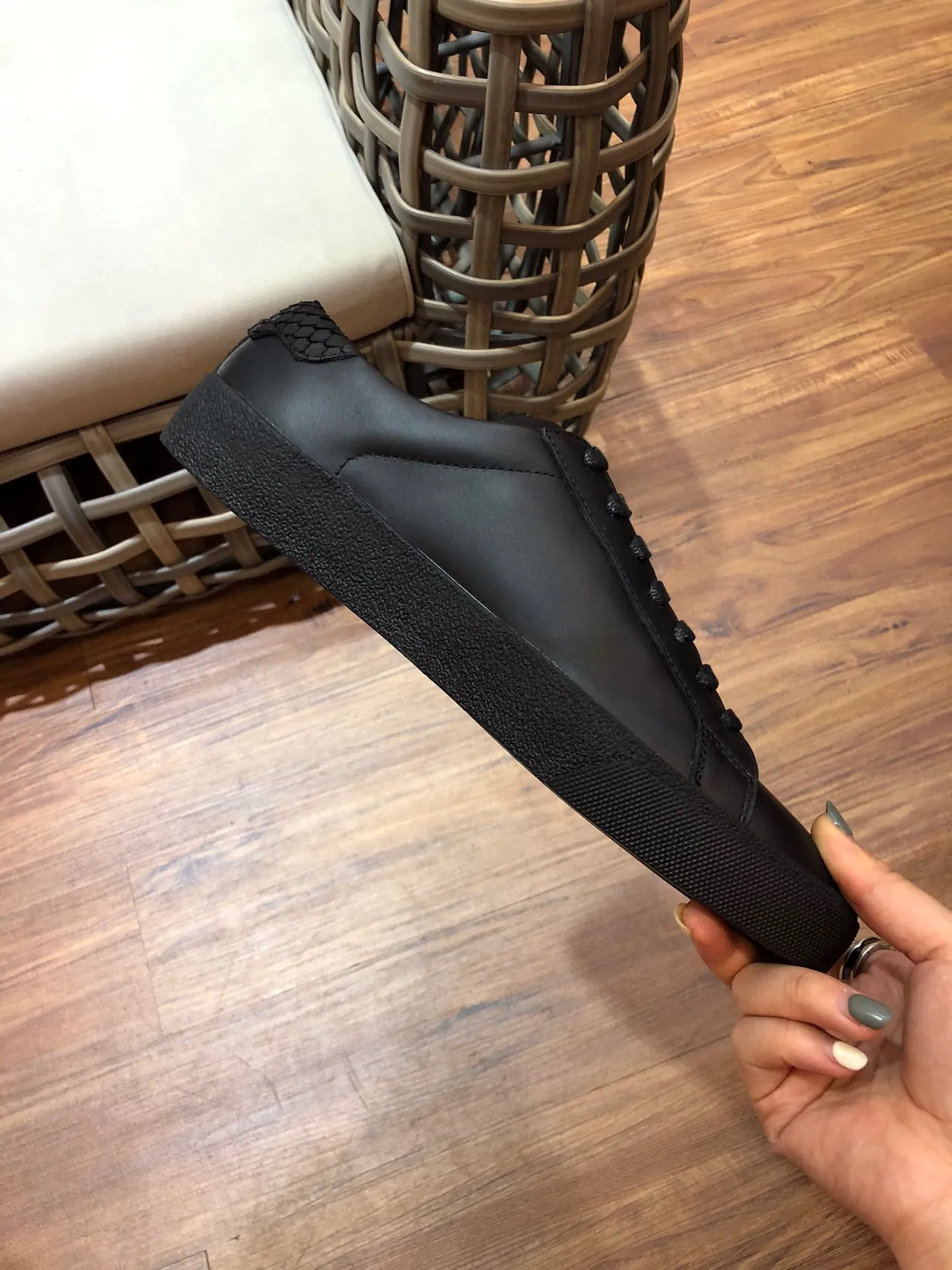 Saint Laurent Tênis lifestyle de couro preto minimalista com branding embossado 5