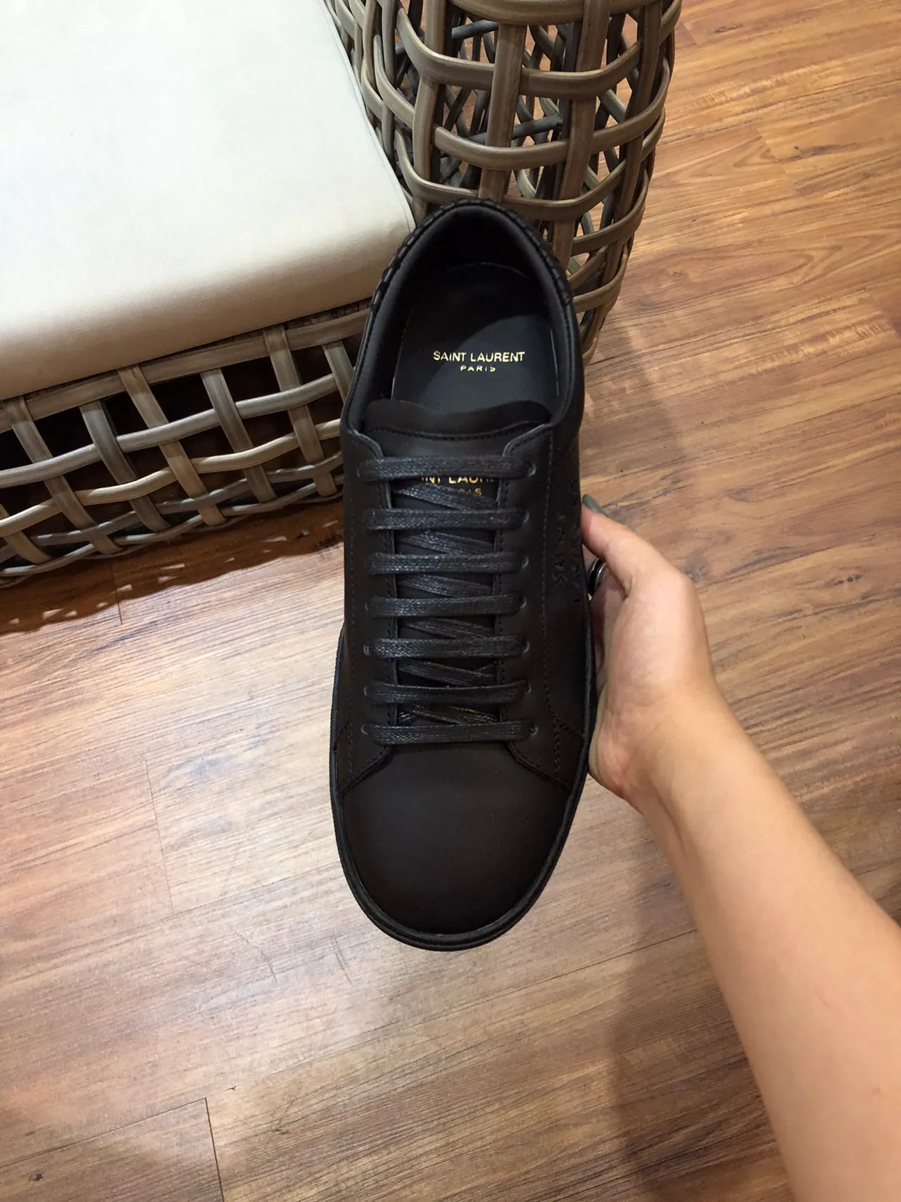 Saint Laurent Tênis lifestyle de couro preto minimalista com branding embossado 6