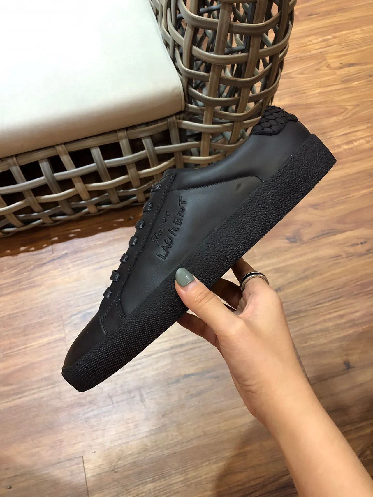 Saint Laurent Tênis lifestyle de couro preto minimalista com branding embossado 7