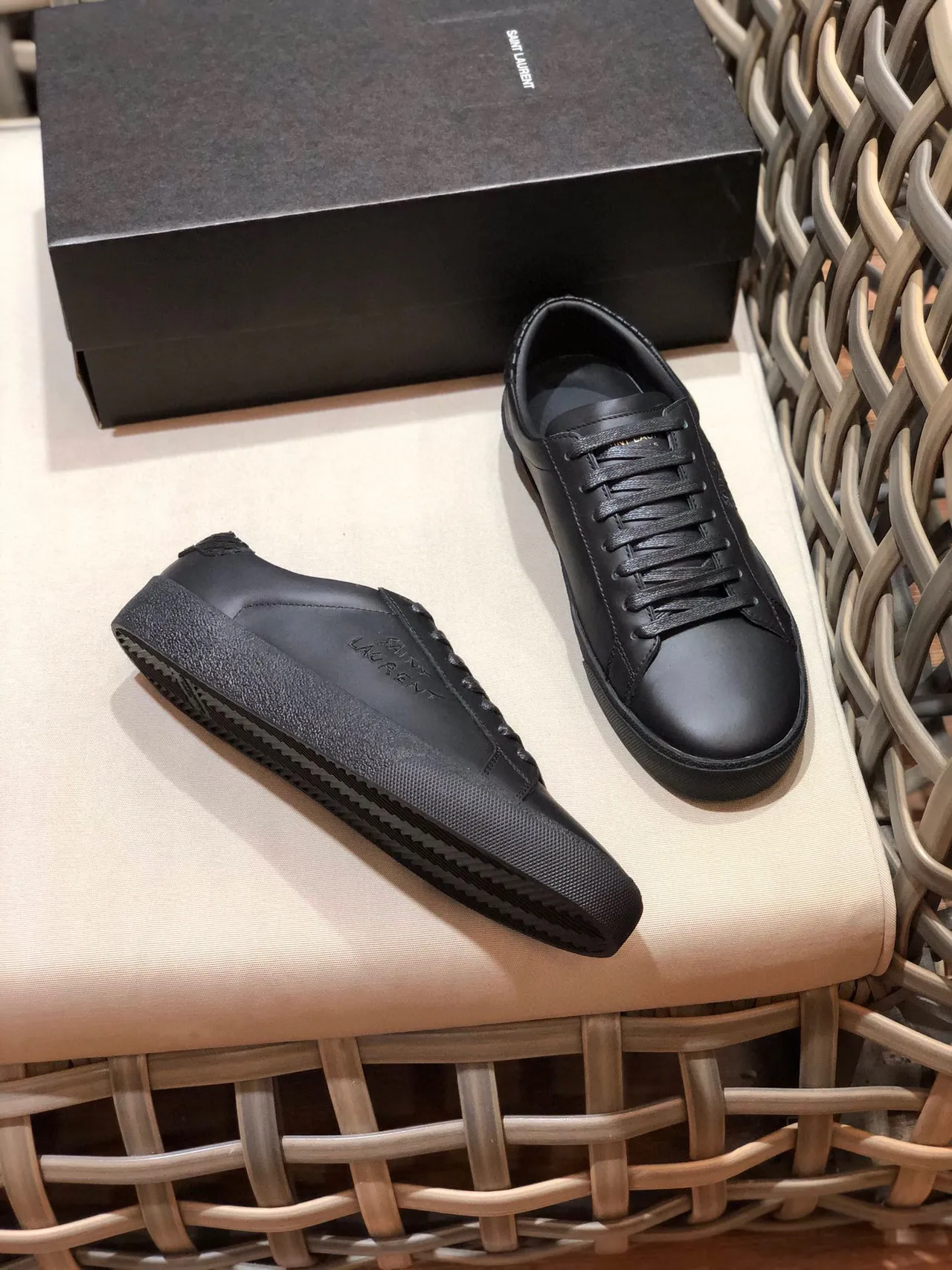 Saint Laurent Tênis lifestyle de couro preto minimalista com branding embossado 8