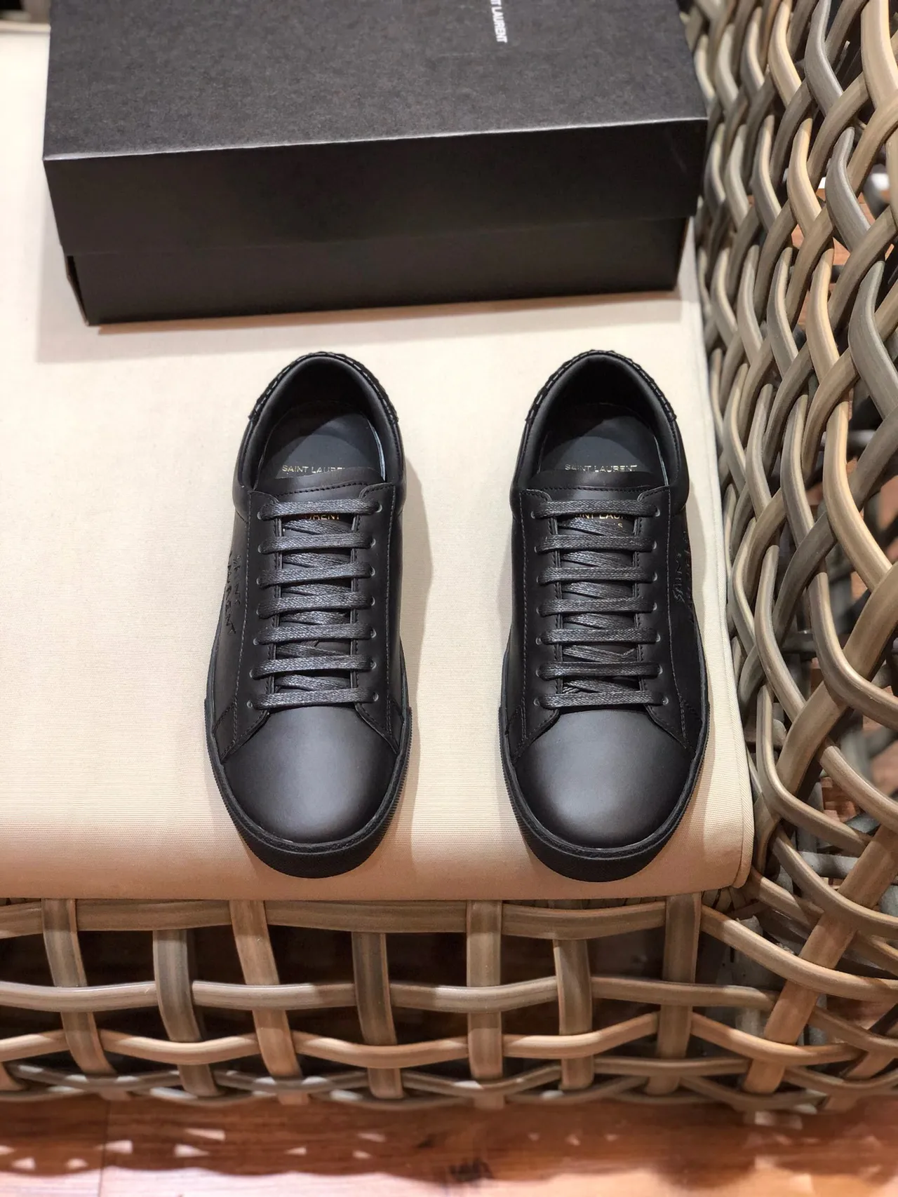 Saint Laurent Tênis lifestyle de couro preto minimalista com branding embossado 9