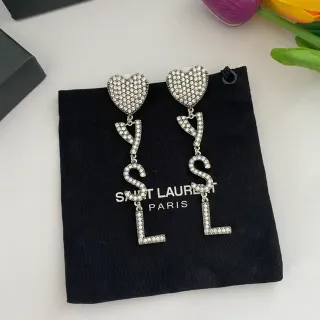 सेंट लॉरेंट क्रिस्टल-पेव हार्ट और YSL मोनोग्राम डैंगलिंग ईयरिंग्स