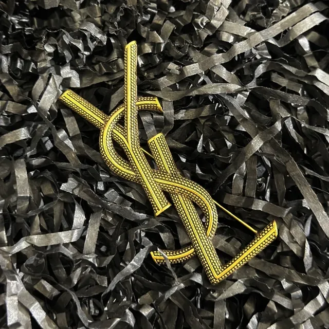圣罗兰 Monogram 胸针 黄金 黑色 纹理金属 2