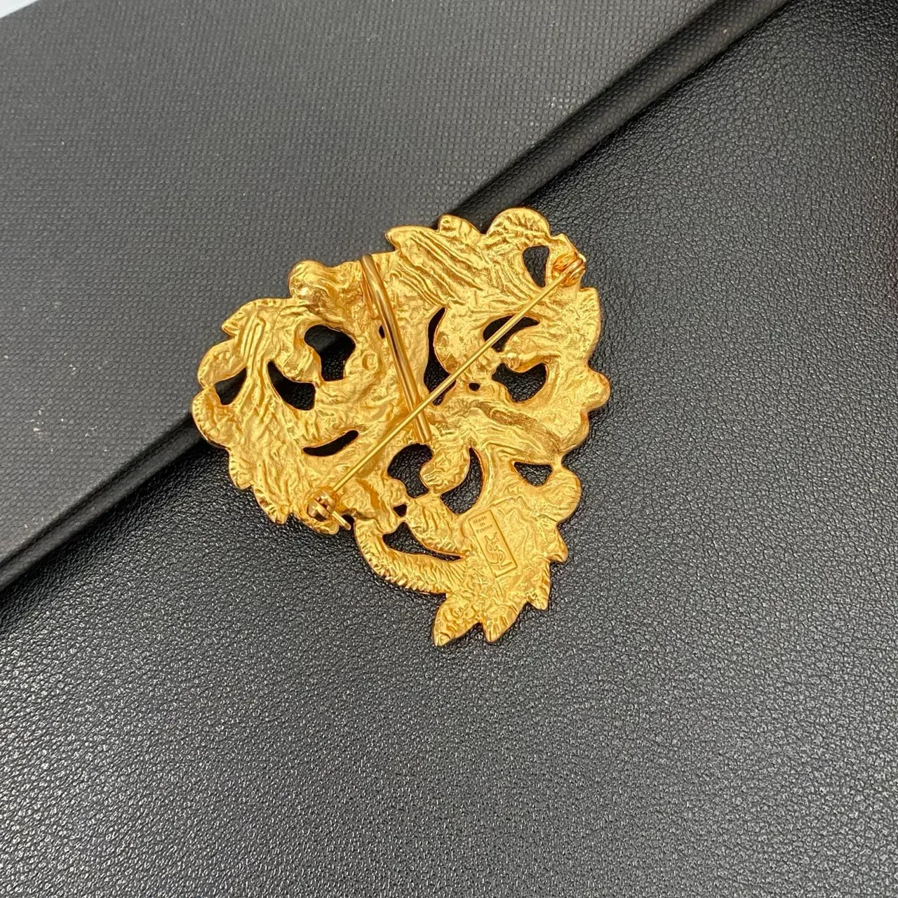 Broche Saint Laurent Filigrane Ornée Perle Dorée 2