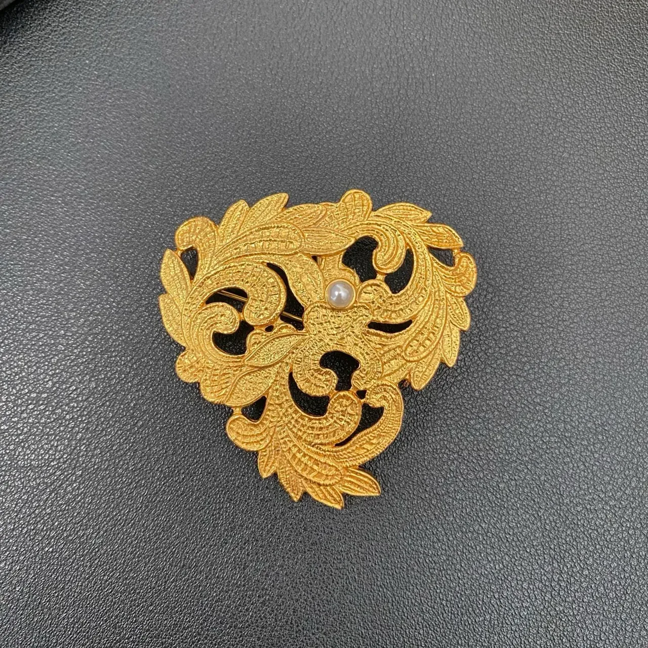 Broche Saint Laurent Filigrane Ornée Perle Dorée 3
