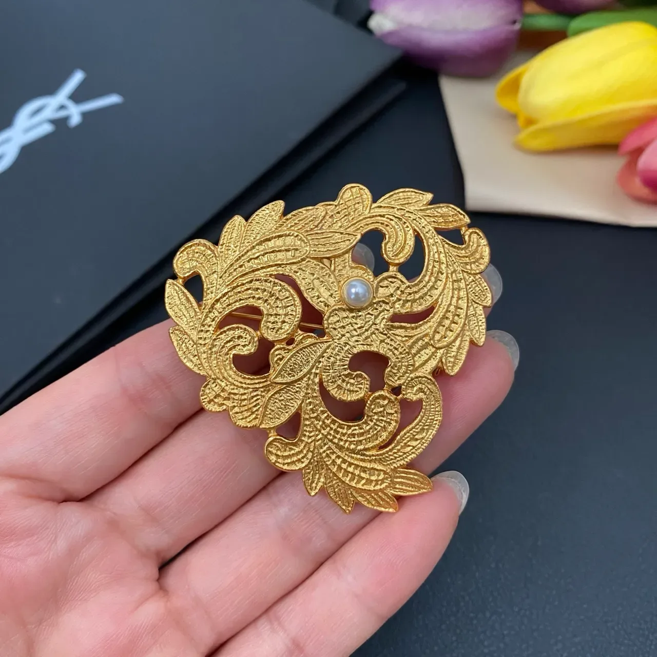 Broche Saint Laurent Filigrane Ornée Perle Dorée 4