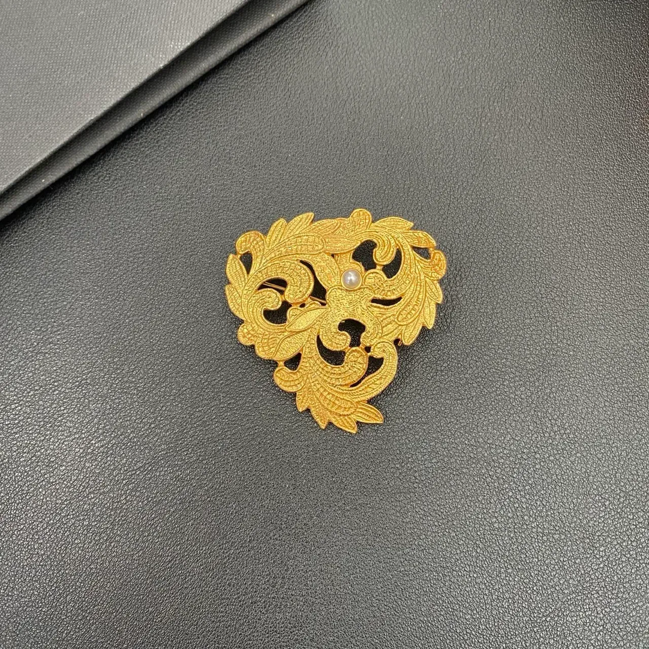 Broche Saint Laurent Filigrane Ornée Perle Dorée 5