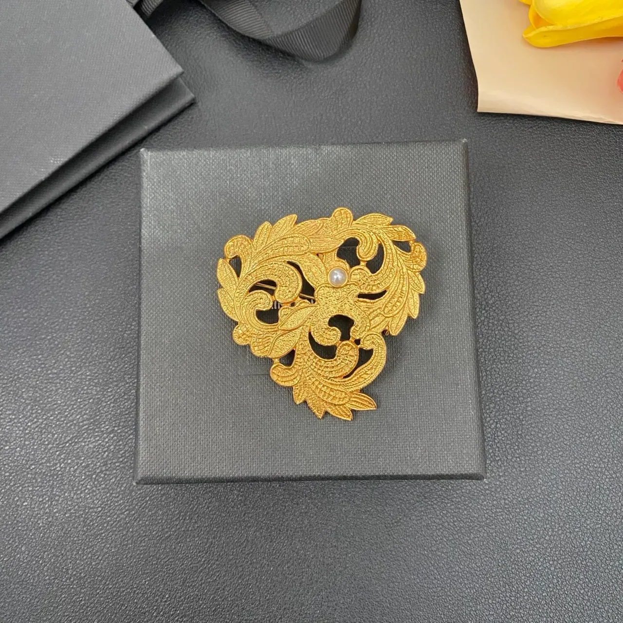 Broche Saint Laurent Filigrane Ornée Perle Dorée 6