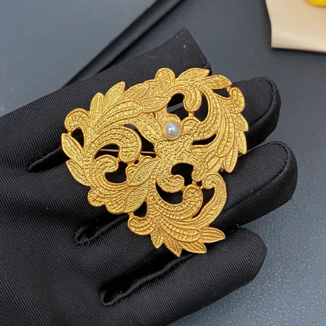 Broche Saint Laurent Filigrane Ornée Perle Dorée 7