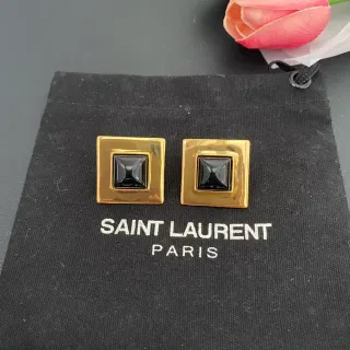 Saint Laurent स्क्वेयर गोल्ड-टोन और ब्लैक स्टोन स्टड ईयरिंग्स