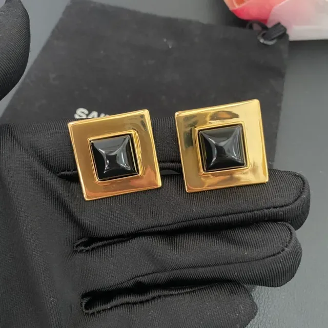 Saint Laurent Brincos Quadrados de Ouro e Pedra Preta 7