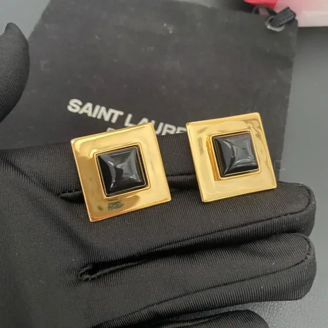 Saint Laurent Brincos Quadrados de Ouro e Pedra Preta 9