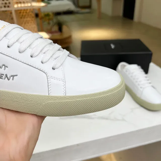 Saint Laurent أبيض بيج جلد مطرز شعار أسلوب حياة سنيكرز 4
