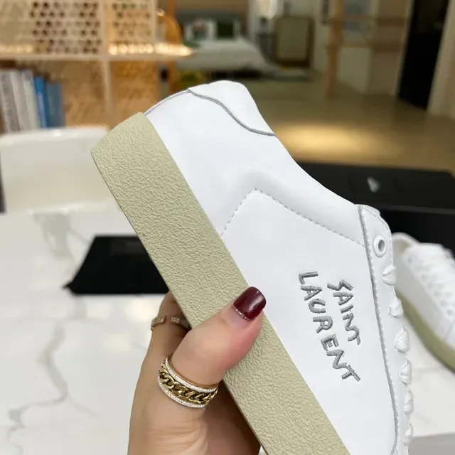 Saint Laurent أبيض بيج جلد مطرز شعار أسلوب حياة سنيكرز 5