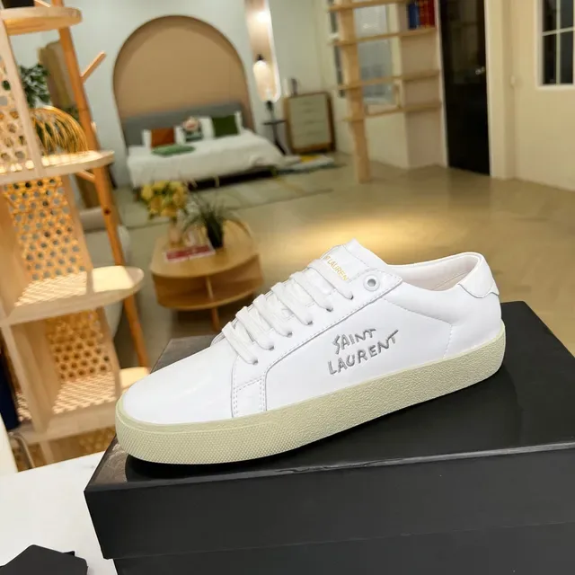 Saint Laurent أبيض بيج جلد مطرز شعار أسلوب حياة سنيكرز 9