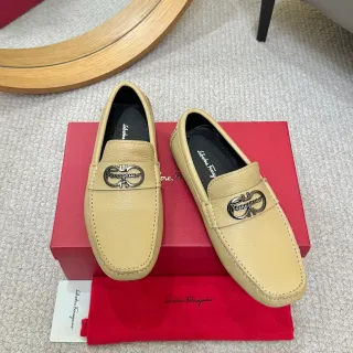 Salvatore Ferragamo Gancini بيج جلد مقشر لفرز