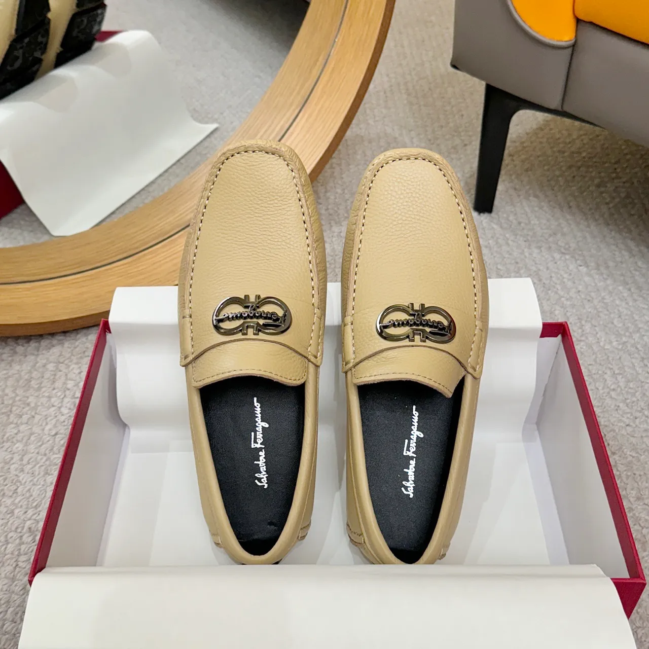 Salvatore Ferragamo Gancini بيج جلد مقشر لفرز 2