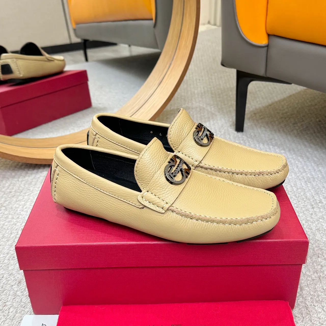 Salvatore Ferragamo Gancini بيج جلد مقشر لفرز 3