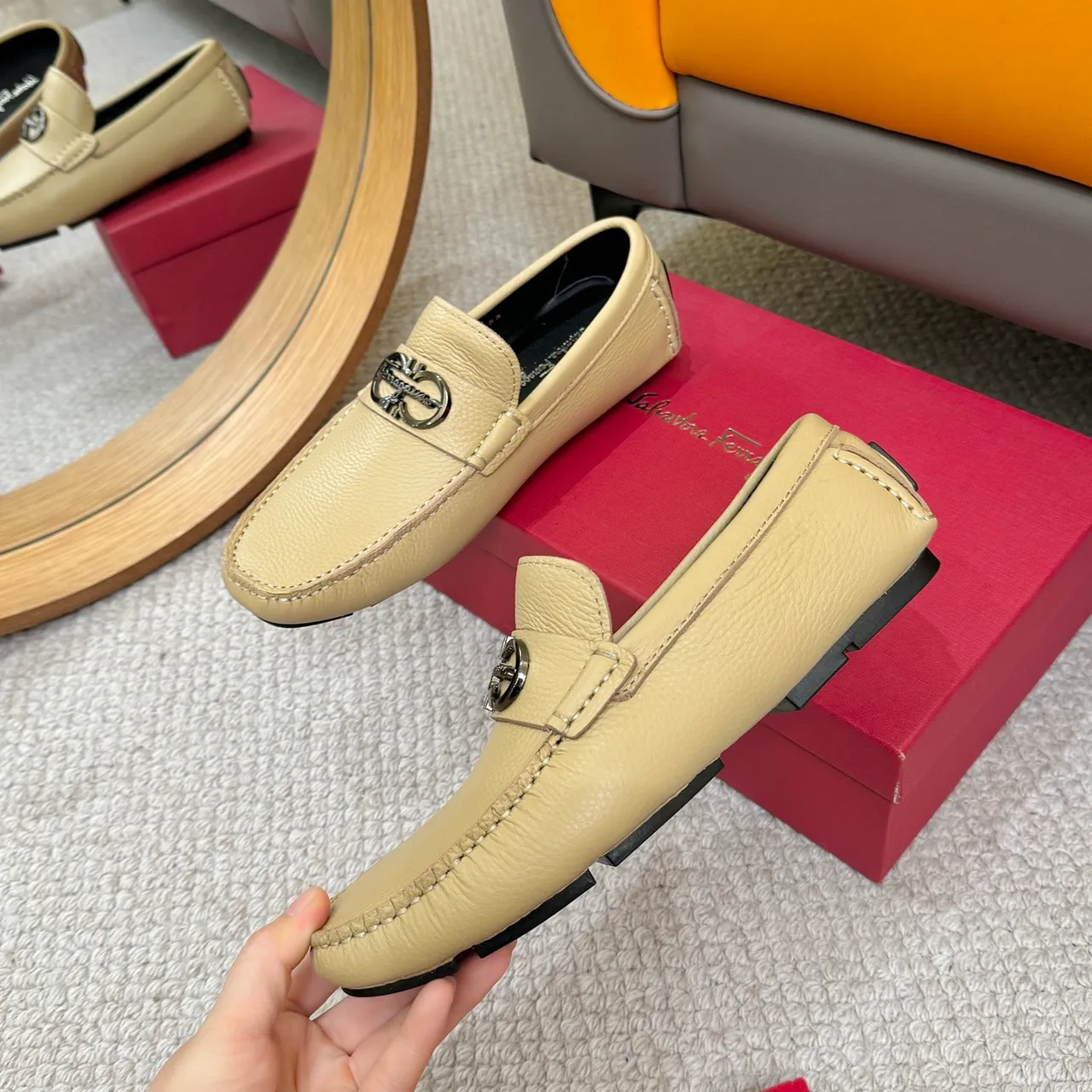 Salvatore Ferragamo Gancini بيج جلد مقشر لفرز 4