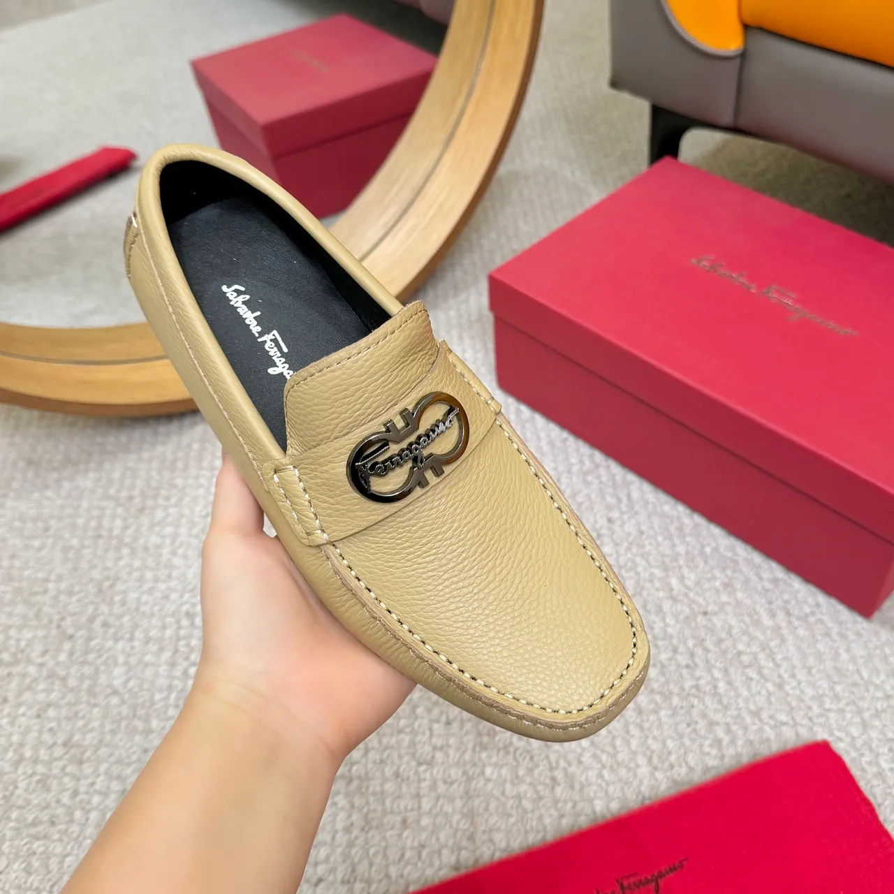 Salvatore Ferragamo Gancini بيج جلد مقشر لفرز 5