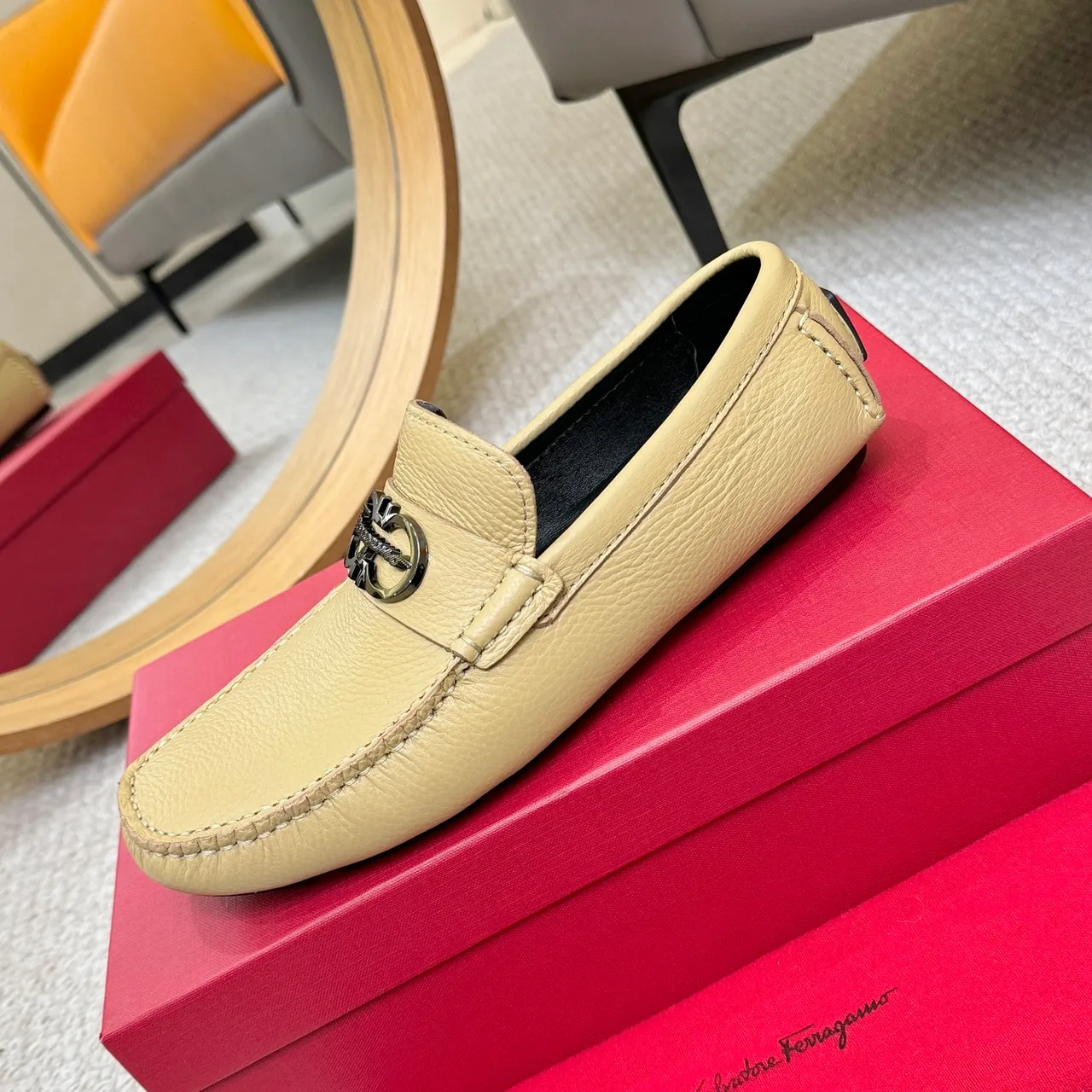 Salvatore Ferragamo Gancini بيج جلد مقشر لفرز 6