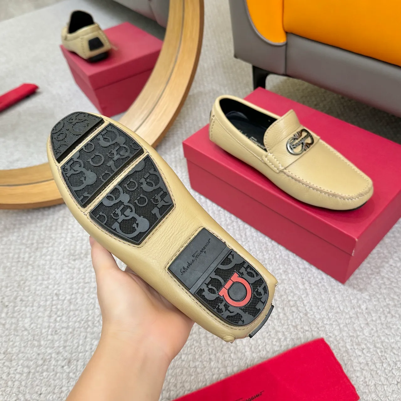 Salvatore Ferragamo Gancini بيج جلد مقشر لفرز 7