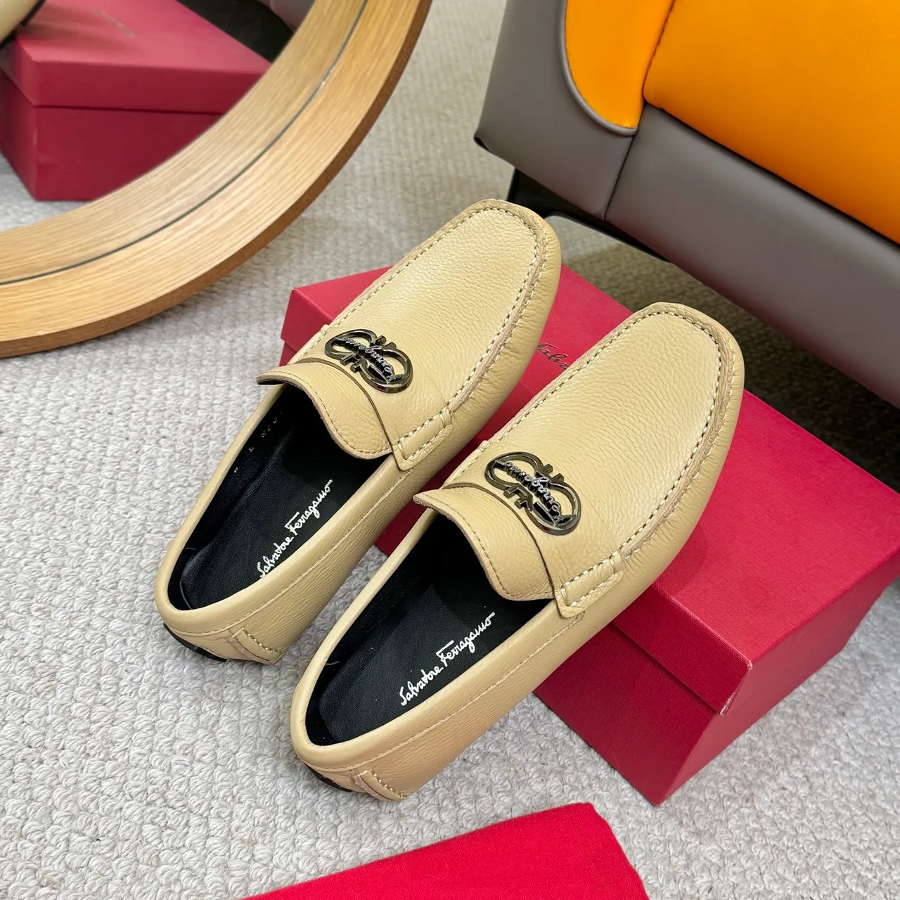 Salvatore Ferragamo Gancini بيج جلد مقشر لفرز 8