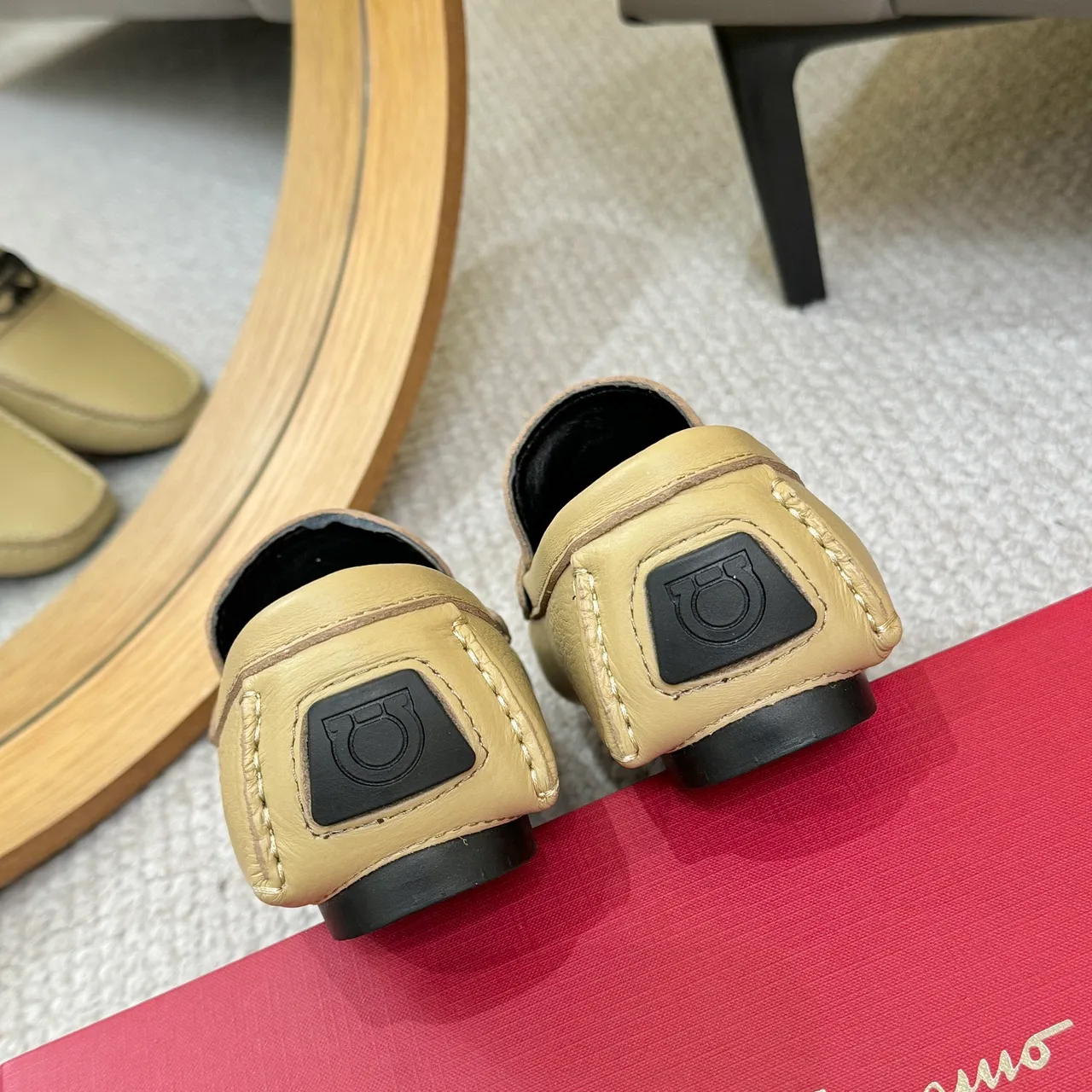 Salvatore Ferragamo Gancini بيج جلد مقشر لفرز 9