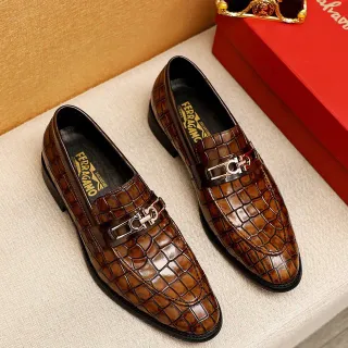 Salvatore Ferragamo Gancini لوفرز بني جلد تمساح مطبوع