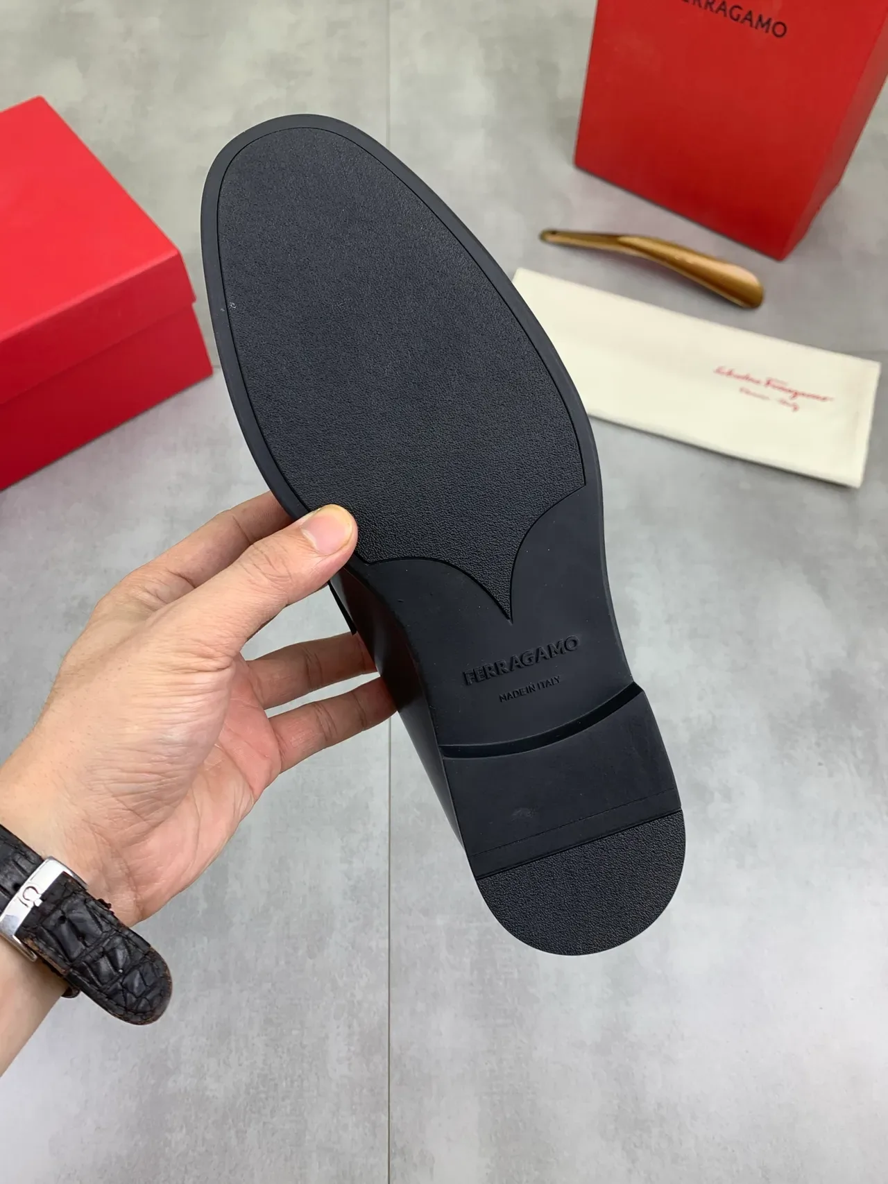 Salvatore Ferragamo Gancini لوفر جلد أسود 3