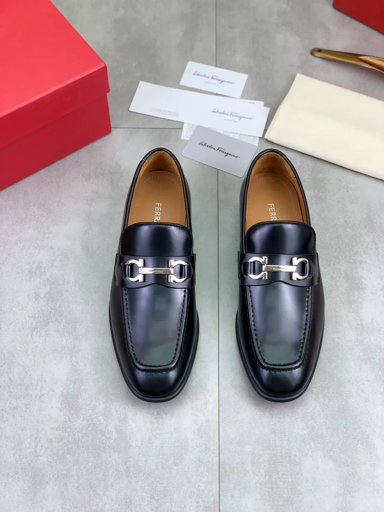 Salvatore Ferragamo Gancini لوفر جلد أسود 4