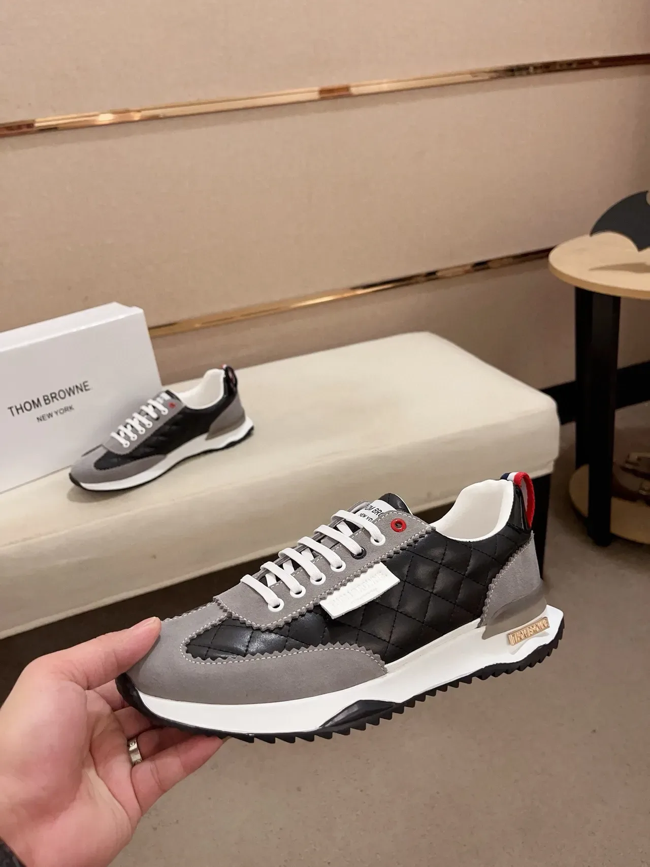 Thom Browne Tênis acolchoado Preto Cinza Branco Sneakers Lifestyle 3