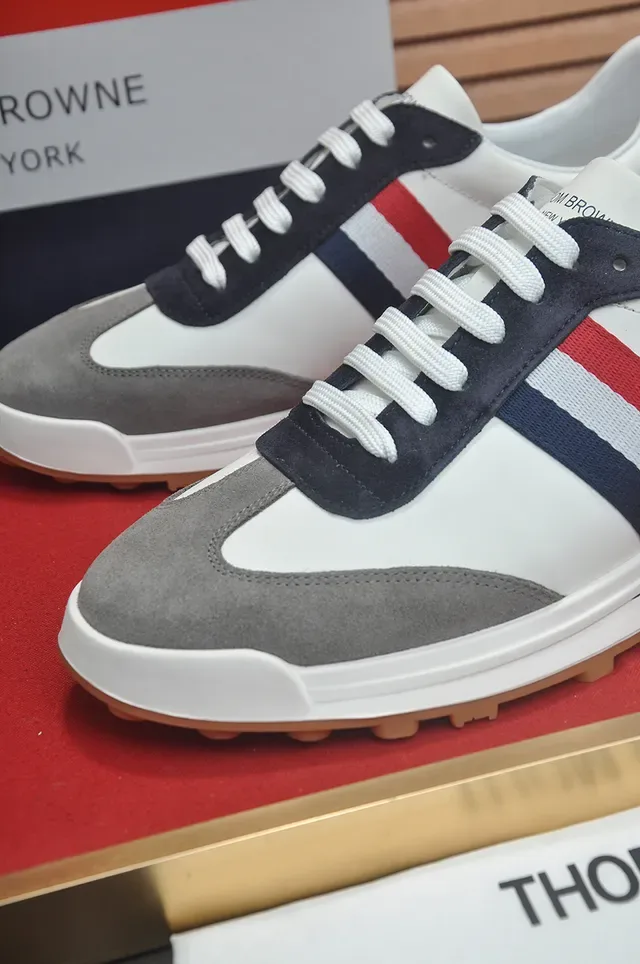 Thom Browne সাদা ধূসর লো-টপ সুয়েড এবং লেদার প্যানেলড লাইফস্টাইল স্নিকার 2