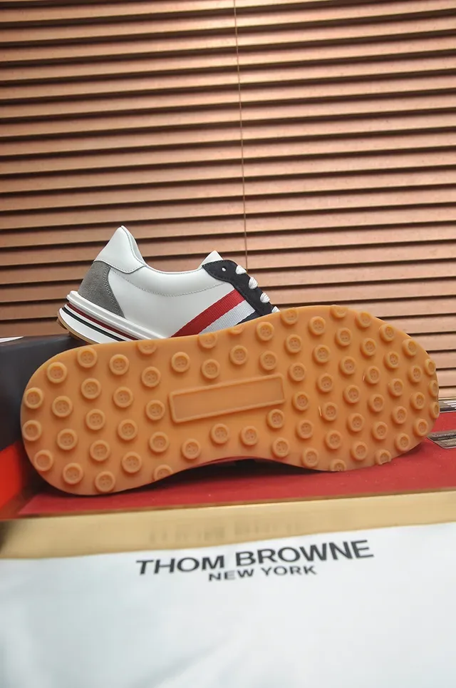 Thom Browne সাদা ধূসর লো-টপ সুয়েড এবং লেদার প্যানেলড লাইফস্টাইল স্নিকার 3