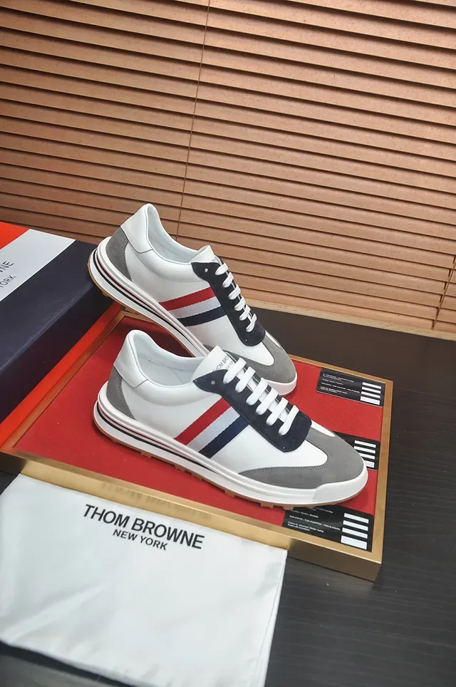 Thom Browne সাদা ধূসর লো-টপ সুয়েড এবং লেদার প্যানেলড লাইফস্টাইল স্নিকার 4