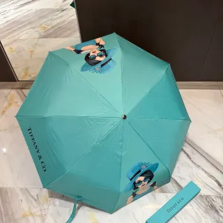 Tiffany & Co. नीली काली चित्रित चरित्र प्रिंट लंबवत ब्रांड लेटरिंग हैंडबैग