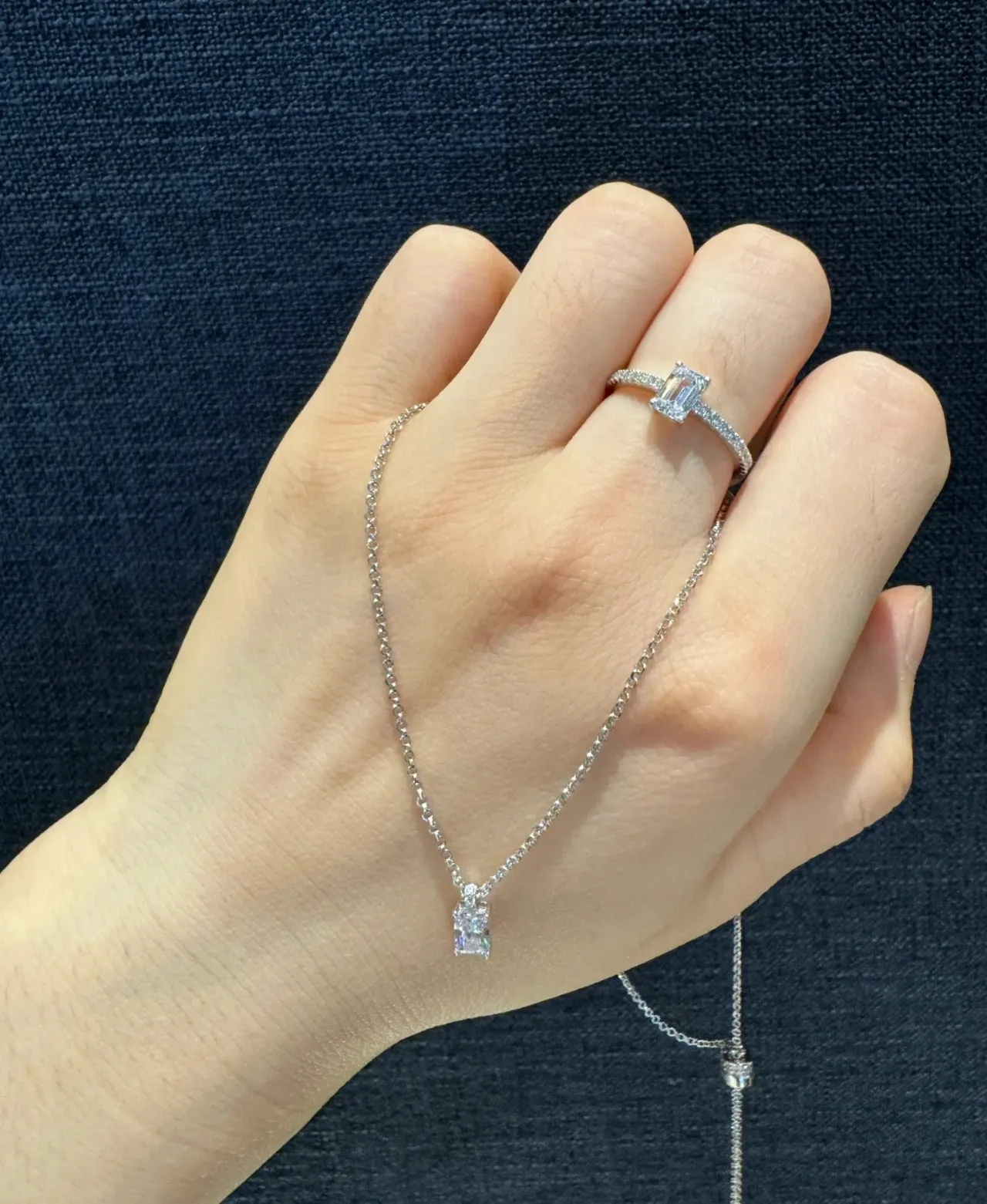 Tiffany & Co. नेवी चांदी इमराल्ड-कट सेंटर स्टोन पावे हीरा बैंड रिंग 3