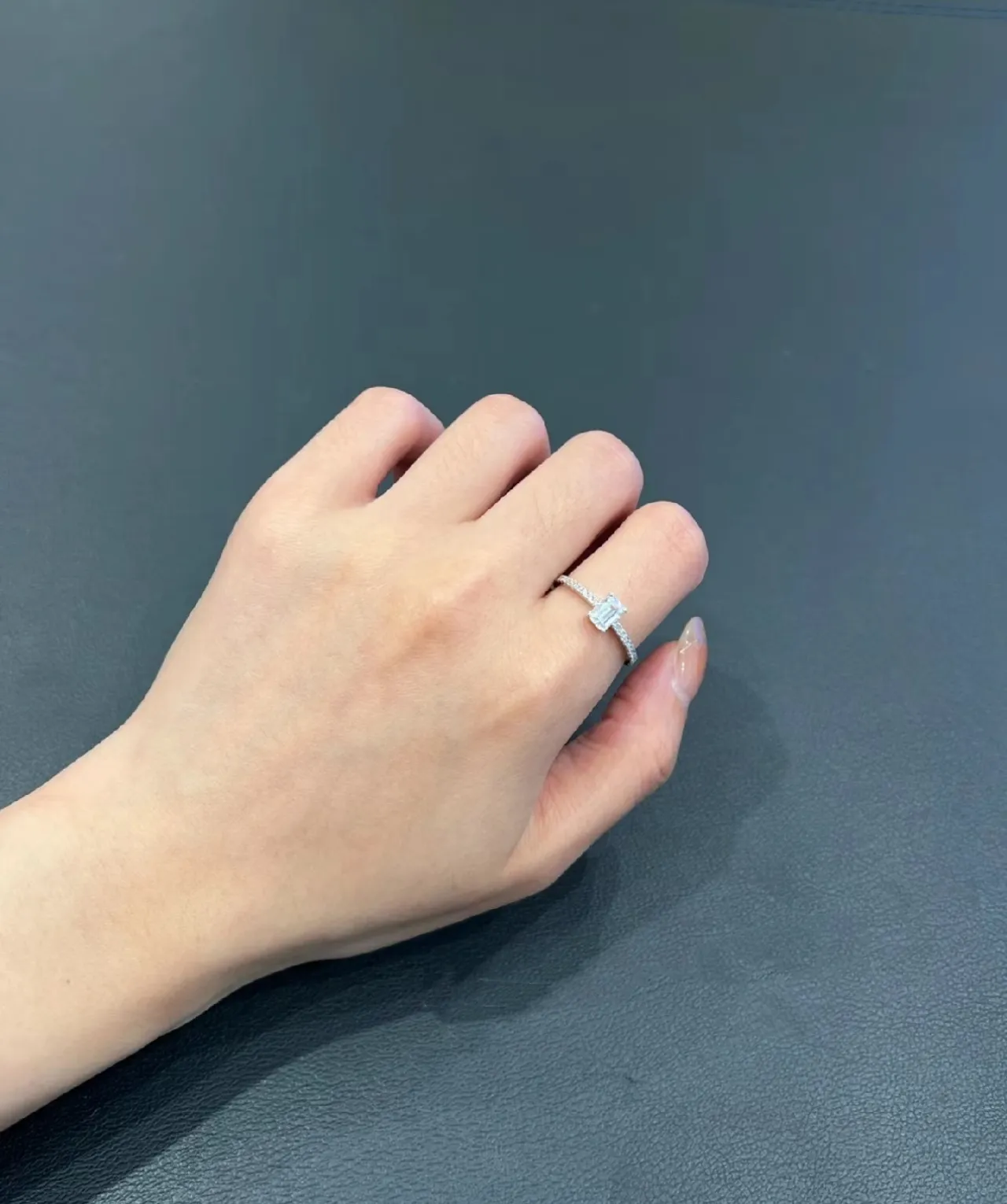 Tiffany & Co. नेवी चांदी इमराल्ड-कट सेंटर स्टोन पावे हीरा बैंड रिंग 5