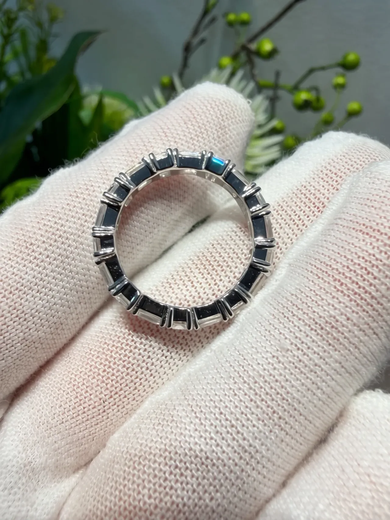 Tiffany & Co. चांदी इमरल्ड-कट पत्थर शेयर्ड-प्रॉन सेटिंग रिंग 2