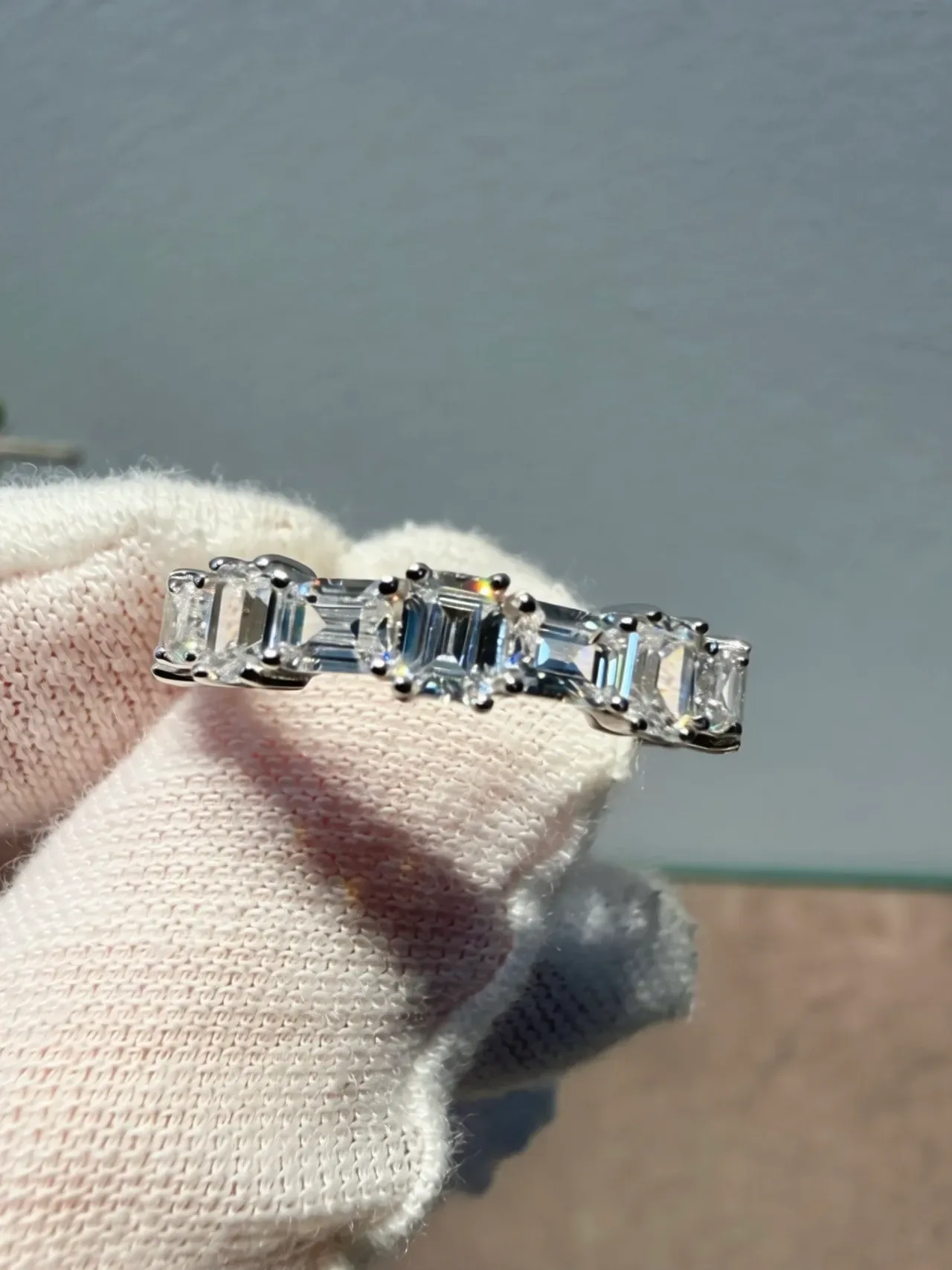 Tiffany & Co. चांदी इमरल्ड-कट पत्थर शेयर्ड-प्रॉन सेटिंग रिंग 5