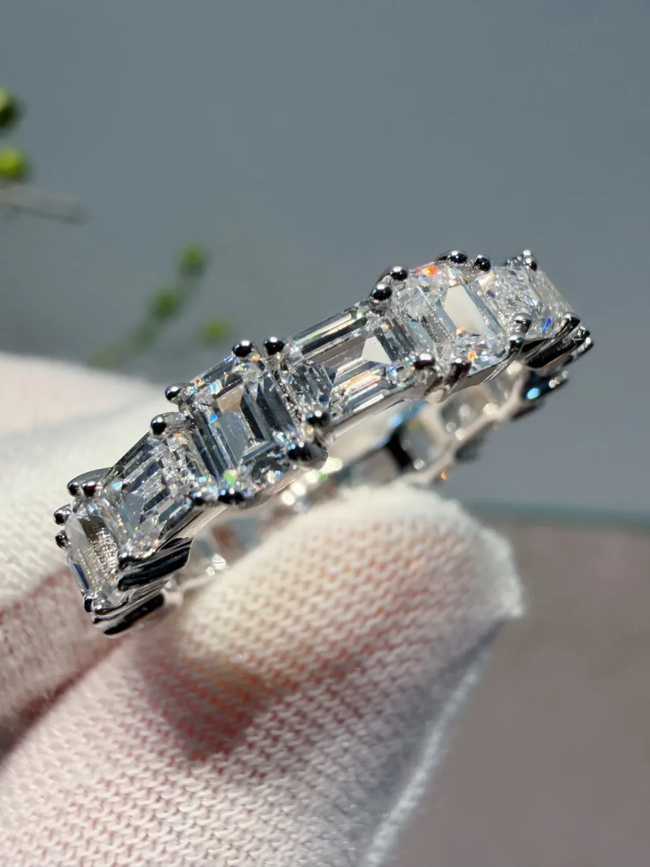 Tiffany & Co. चांदी इमरल्ड-कट पत्थर शेयर्ड-प्रॉन सेटिंग रिंग 7