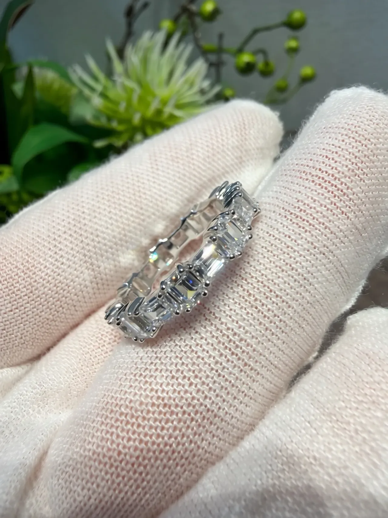 Tiffany & Co. चांदी इमरल्ड-कट पत्थर शेयर्ड-प्रॉन सेटिंग रिंग 8