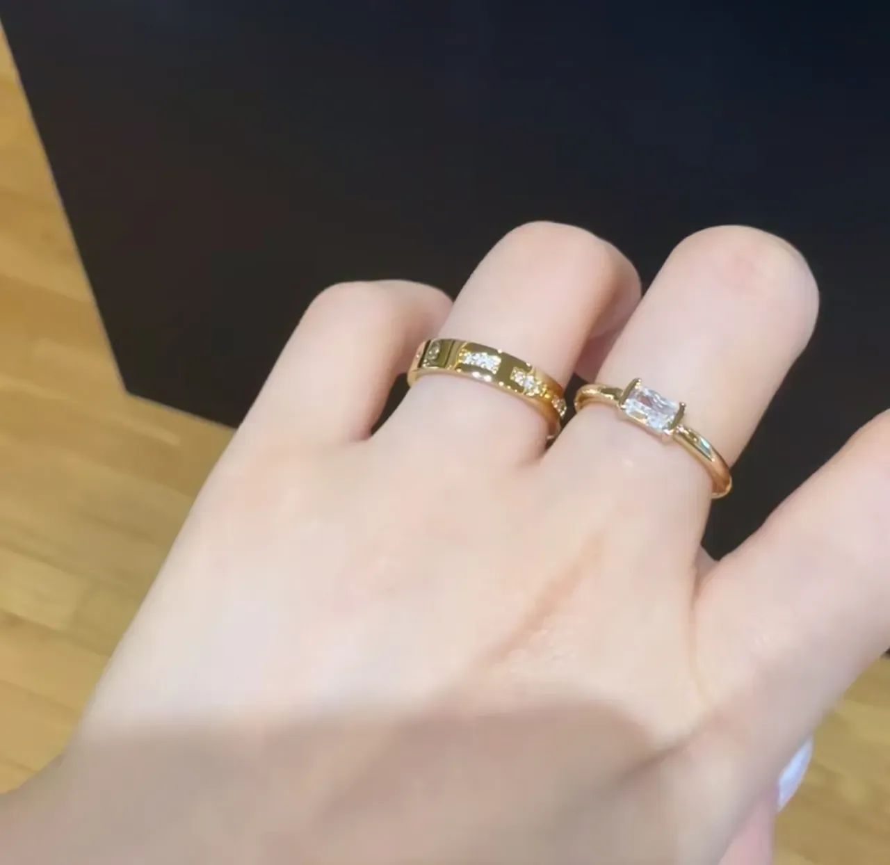 Tiffany & Co. सोलिटेयर सोने की अंगूठी नीली इमराल्ड-कट स्टोन 3
