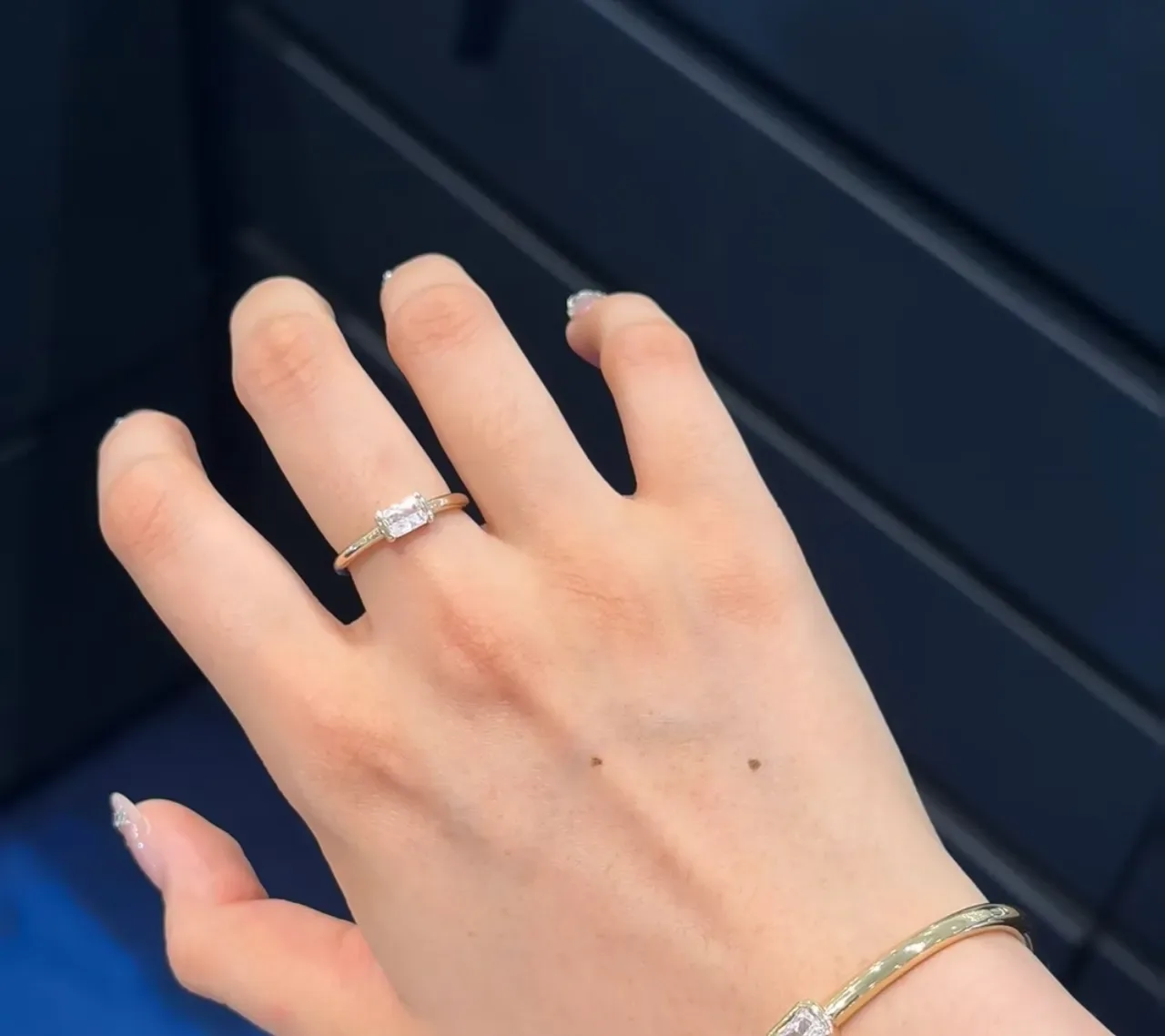 Tiffany & Co. सोलिटेयर सोने की अंगूठी नीली इमराल्ड-कट स्टोन 4