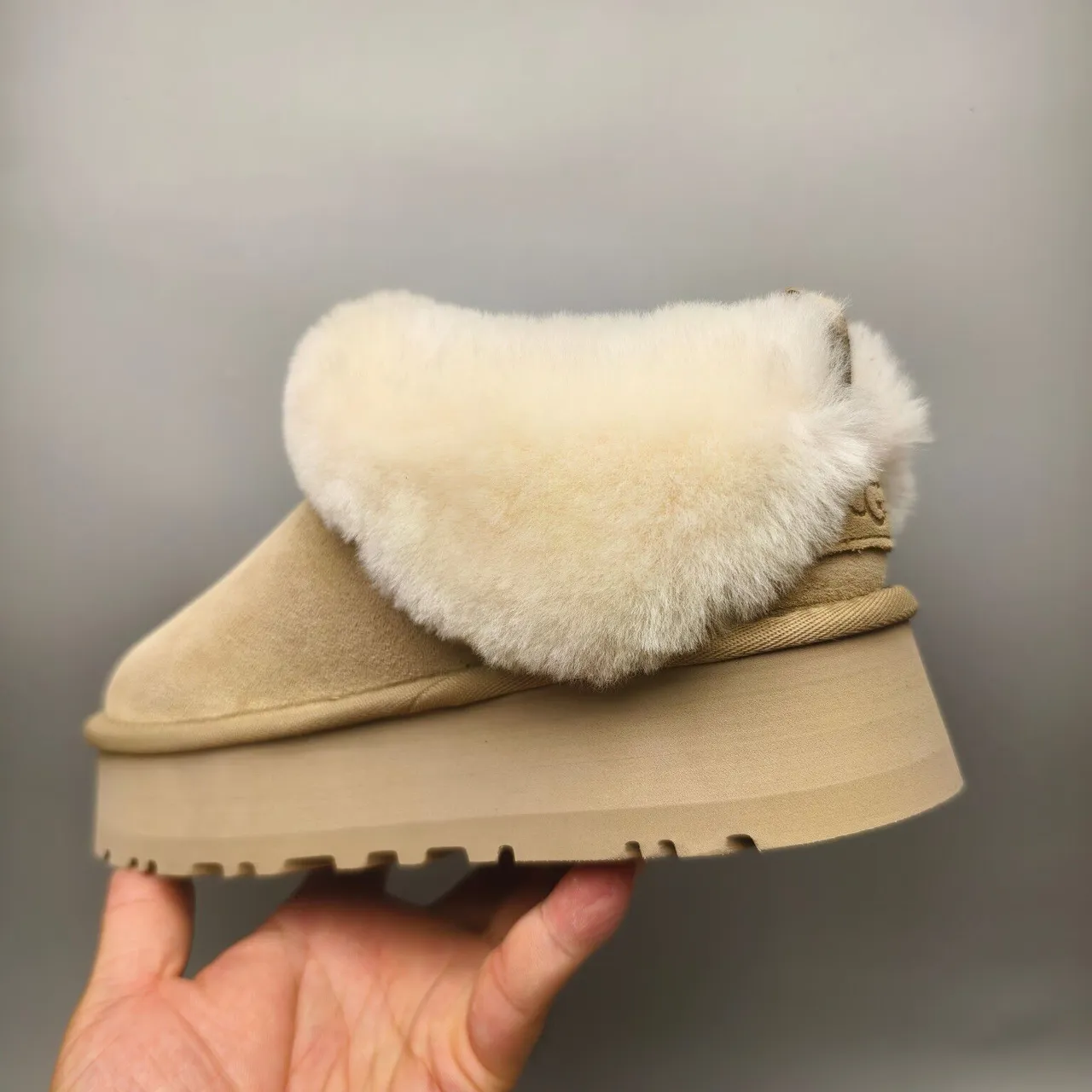 UGG أحذية ثلج بيج أبيض مع كم shearling من السويد 4