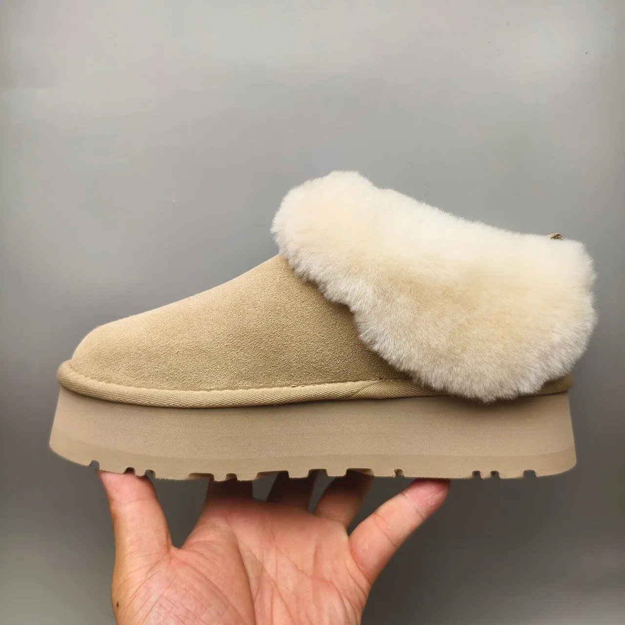 UGG أحذية ثلج بيج أبيض مع كم shearling من السويد 7