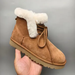UGG भूरा बेज स्यूड ऊपरी फोल्ड-डाउन शियरलिंग कफ एंक्ल बूट्स