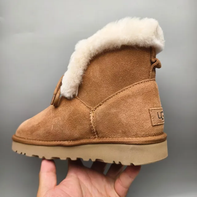 UGG भूरा बेज स्यूड ऊपरी फोल्ड-डाउन शियरलिंग कफ एंक्ल बूट्स 4