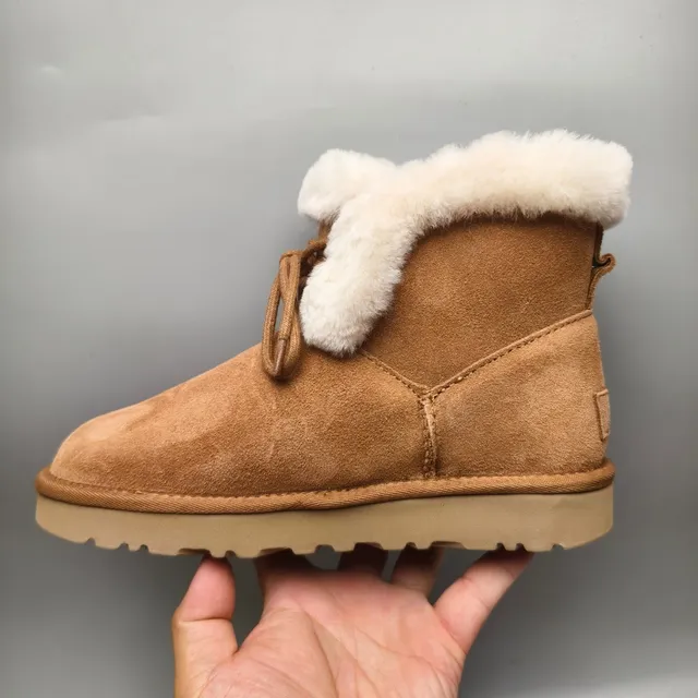 UGG भूरा बेज स्यूड ऊपरी फोल्ड-डाउन शियरलिंग कफ एंक्ल बूट्स 7